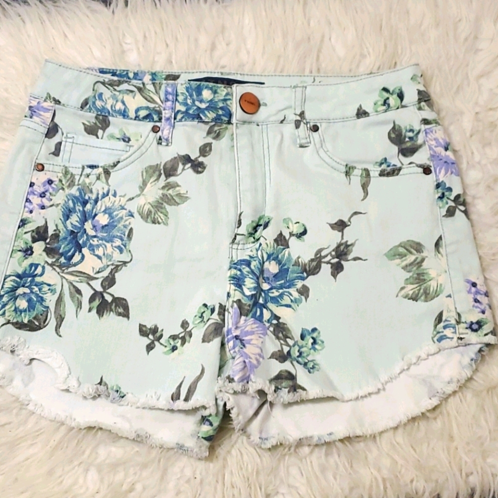 BNWOT 🏷 TINSEL FLORAL DENIM SHORTS